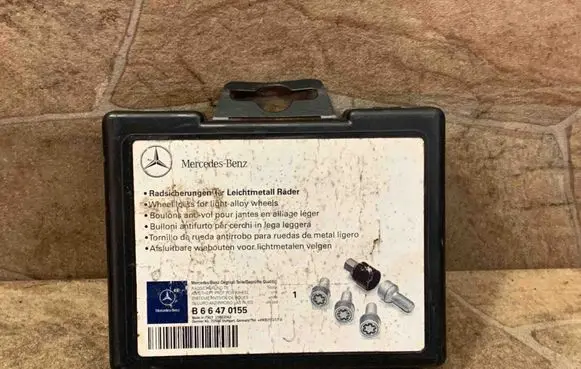 Mercedes-Benz C W204 Anti-theft wheel nuts and lock B66470155