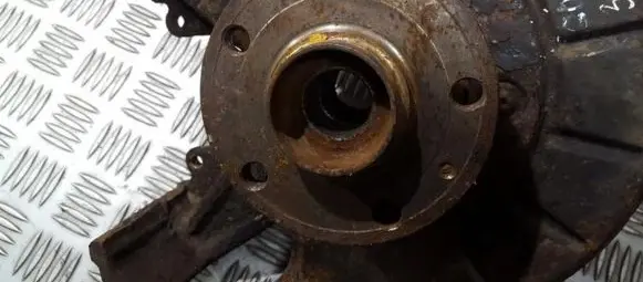 Volkswagen Golf V Front wheel hub