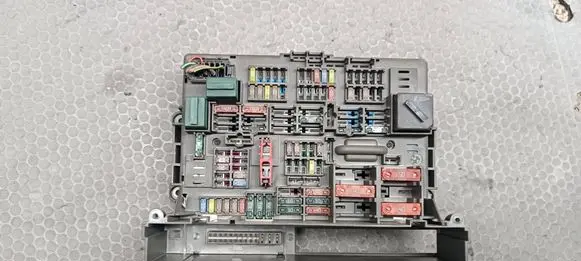 BMW 3 E90 E91 Fuse module 911944604