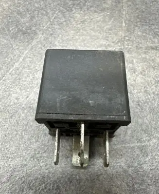 Volkswagen Golf IV Other relay V15710002