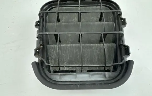 Quarter panel pressure vent