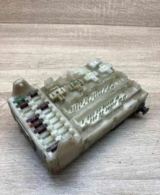 Ford Mondeo MK II Fuse module 93BG14A073EF