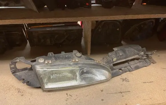Ford Mondeo MK I Headlight/headlamp 4311106R 4311103