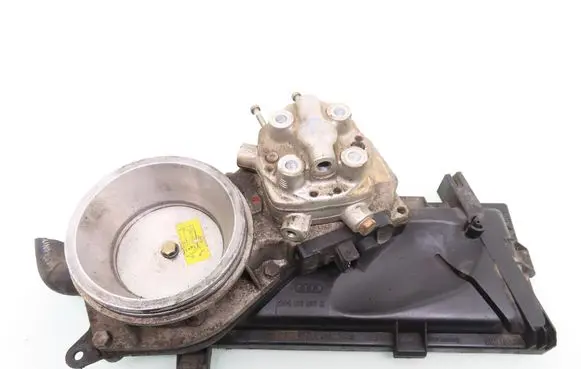 Audi 80 90 B3 Fuel distributor 026133353D 0438121070 0438101035