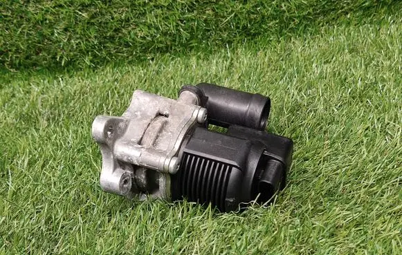 Volkswagen Jetta VI EGR valve 04E131097D 70151047