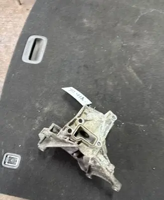 Volkswagen Touareg I Power steering pump mounting bracket 059145169