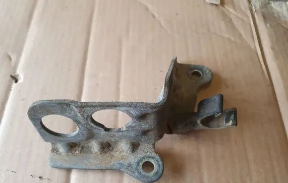 Volkswagen PASSAT B3 Gear shift cable bracket 357711789B