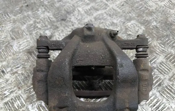 Toyota Avensis T270 Front brake caliper 