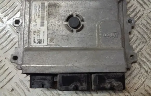 Peugeot 2008 I Engine control unit/module 9805895780