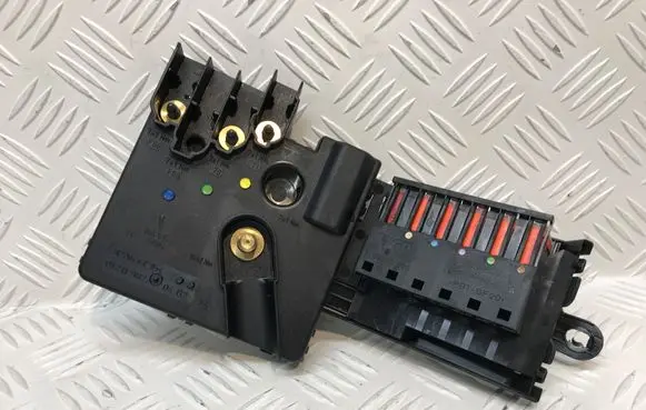 Mercedes-Benz CLS C219 Fuse module 2119820402