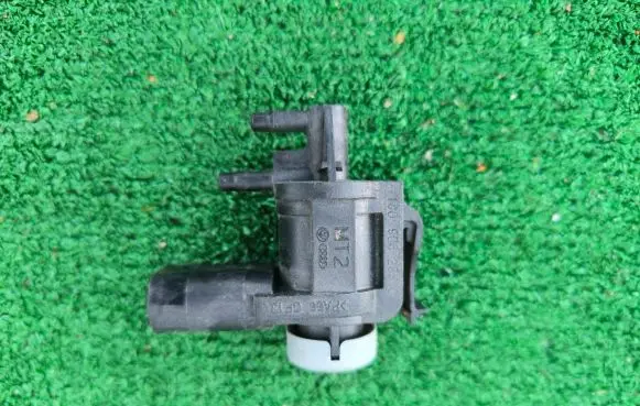 Volkswagen Golf V Turbo solenoid valve 1J0906283C
