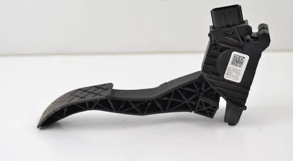 Accelerator throttle pedal