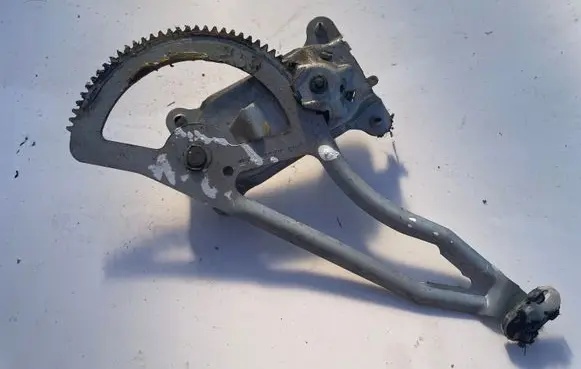 Rear door manual window regulator