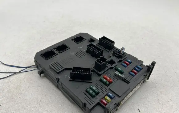 Peugeot 206 Fuse module BSIE0200 S118085210 9646777380