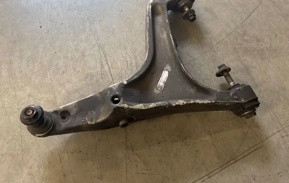 Maserati Ghibli Front lower control arm/wishbone 06701017570