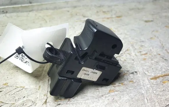 Nissan Qashqai Electric window control switch 25411JD000
