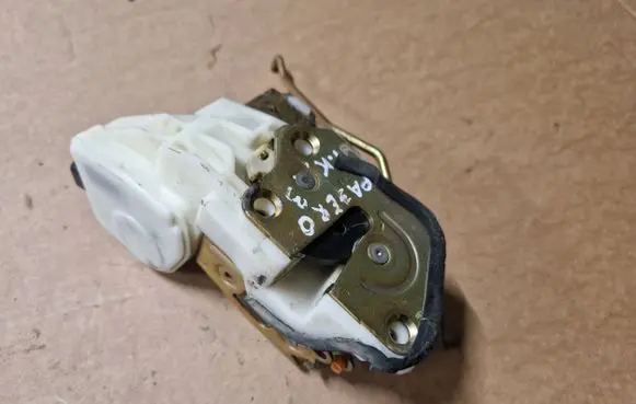 Mitsubishi Pajero Sport I Front door lock