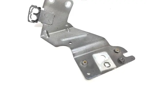 Maserati Ghibli Fender mounting bracket B422