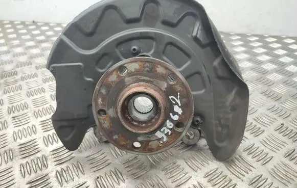 Volkswagen Golf VII Front wheel hub