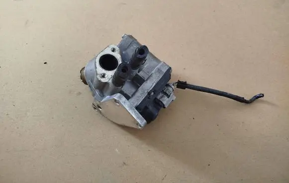 Volkswagen Golf V EGR valve A2C53025941 03C131503B