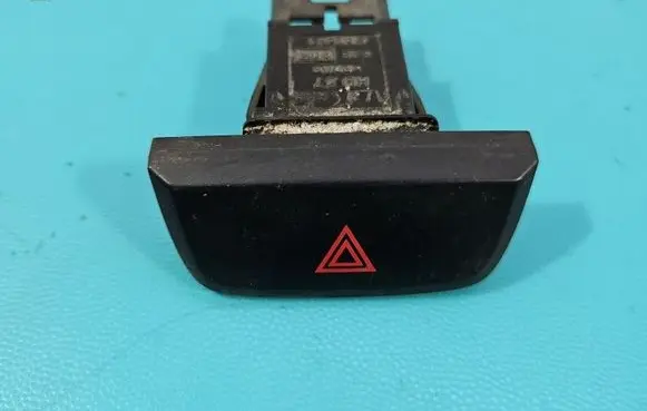 Isuzu D-Max Hazard light switch M31541 IMPRK1535139