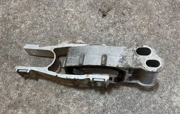 Volvo XC40 Engine mount bracket 31686299