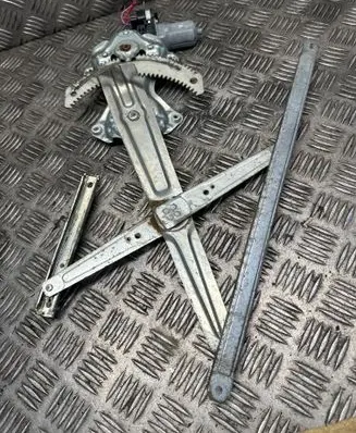Mitsubishi Outlander Front door window regulator with motor 5713A385