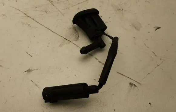 BMW 3 E46 Windshield washer spray nozzle 7056731 61667056731