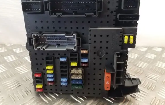 Volvo V70 Fuse module 30728512 28017881REM