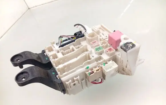 Toyota Avensis T270 Fuse module 8273005140