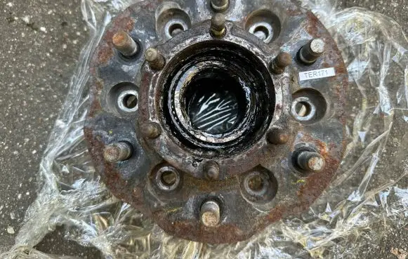Nissan Terrano Front wheel hub 402027F031 402027F0R1