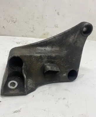 BMW 5 E39 Engine mounting bracket 6750441
