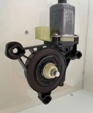 Audi Q2 - Front door window regulator motor 5Q0959802B