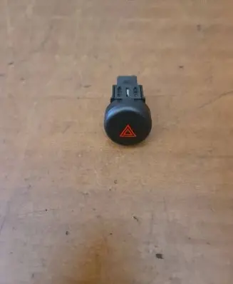 Nissan Juke I F15 Hazard light switch S31471
