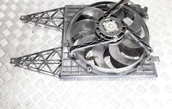 Radiator cooling fan shroud