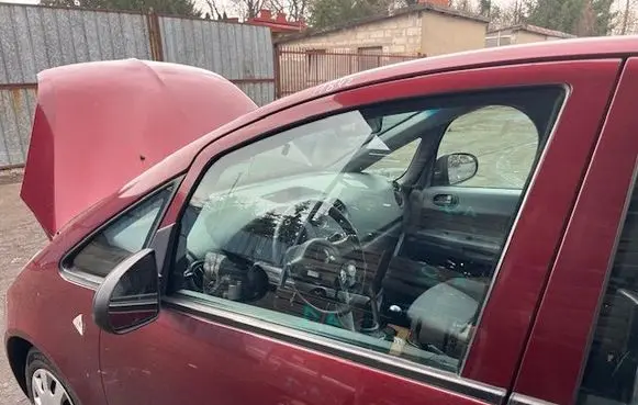 Mitsubishi Colt Front door window glass four-door 