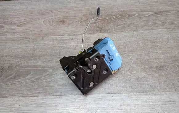 Volvo S80 Front door lock 8650546