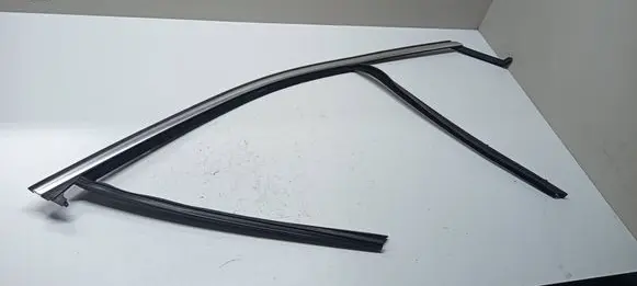 BMW 2 Active Tourer U06 Rubber seal front door (on door) 8496272 18044
