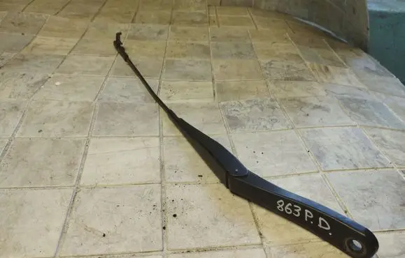 Opel Astra H Front wiper blade arm 13111220LH