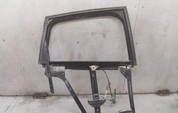 Rear door manual window regulator