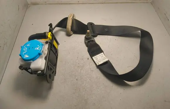 Mazda 6 Front seatbelt 305257810