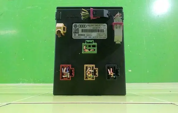 Audi A5 8T 8F Central body control module 8K0967063P