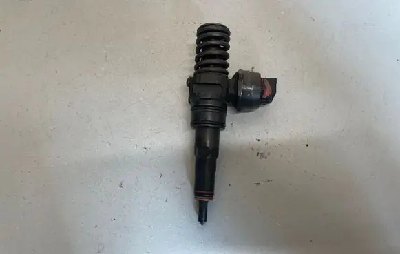 Skoda Fabia Mk2 (5J) Fuel injector 045130073T