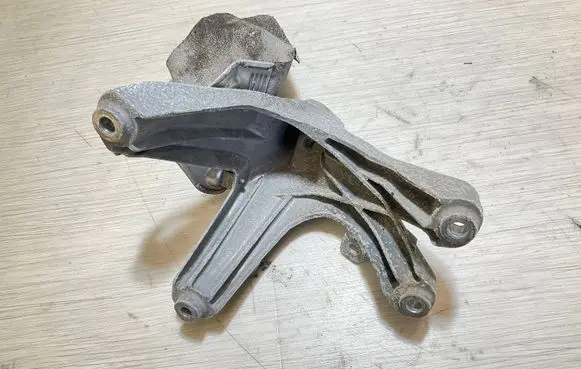 Audi A4 S4 B8 8K Engine mounting bracket 8K0199308E