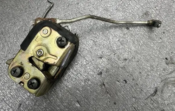Mitsubishi Pajero Front door lock MB422961