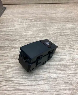 Mercedes-Benz E W212 Hazard light switch 2129052400 33692612