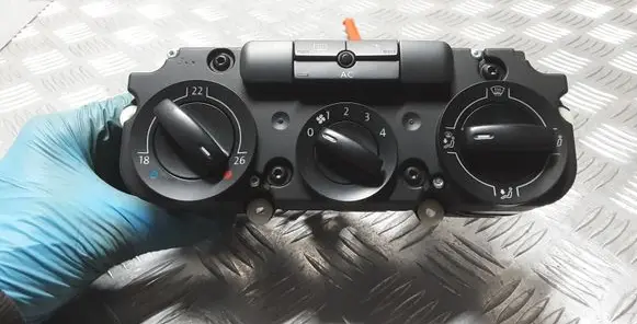 Volkswagen Golf Plus Climate control unit 5M2820045A