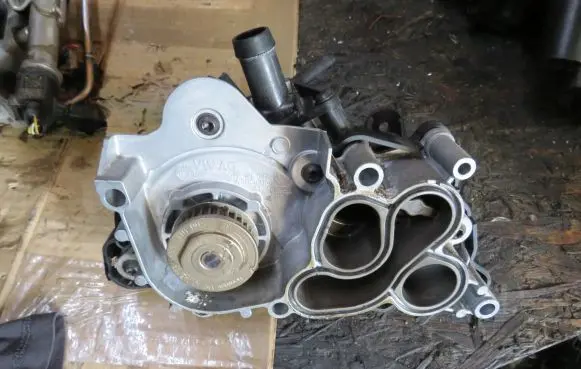 Volkswagen Golf VII Water pump 04E121121K