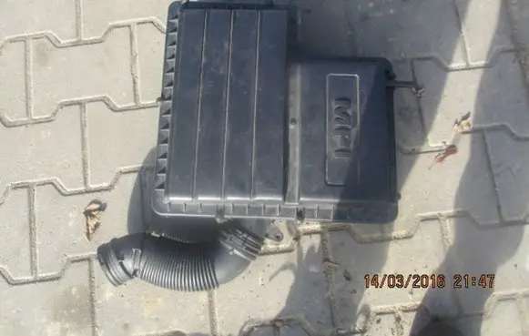 Volkswagen Eos Air filter box VW5Q0129618D