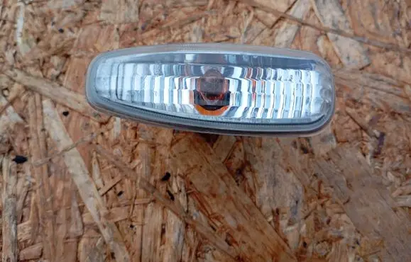 Front fender indicator light